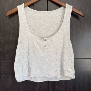 Vuori - Cove Crop Tank in Pale Heather